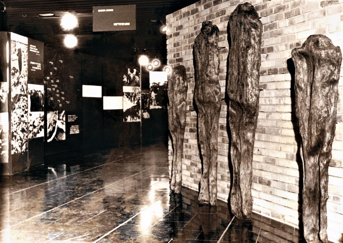 02 Non-omnis moriar, Auschwitz-Birkenau Museum, 1986 _mini